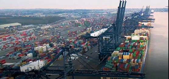 集装箱在全球港口受阻，成本上涨9倍