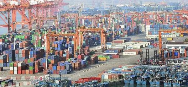 集装箱在全球港口受阻，成本上涨9倍