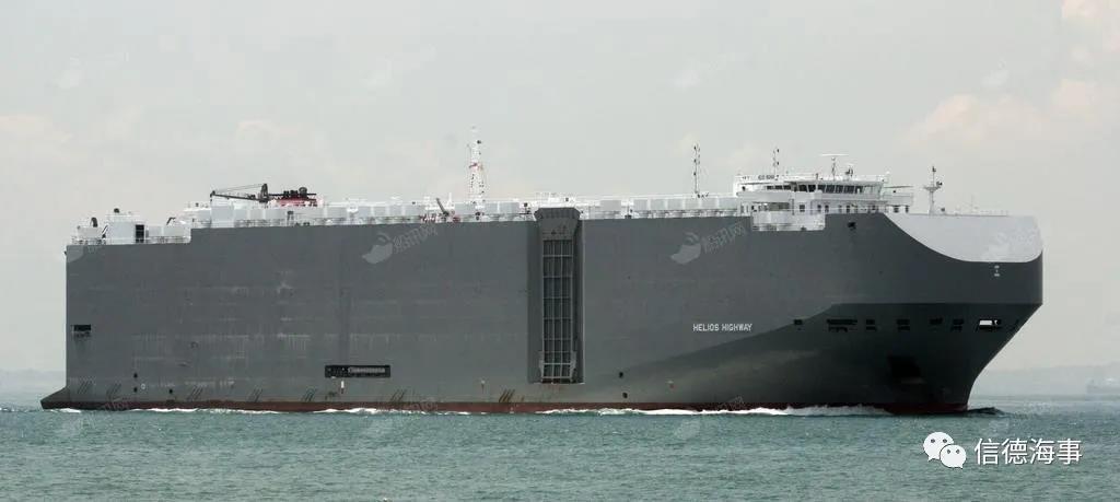 阿曼湾，一艘大型汽车运输船遭遇炸弹袭击